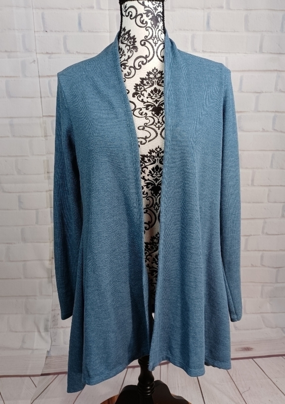 Logo This is a women's open front long sleeve waffle knit cardigan pockets b30